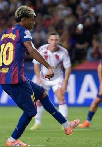 Lamine Yamal con Barcelona en la UEFA Champions League