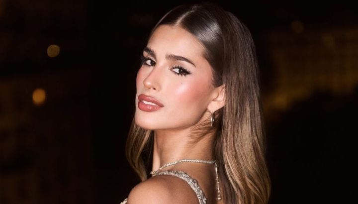 Verde esmeralda y estilo glam: Juli Poggio deslumbró en Hollywood con un vestido a la altura