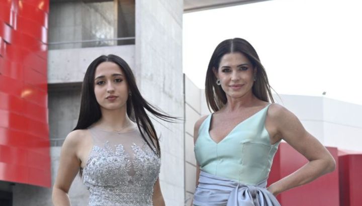 Pamela David y su hija Lola, brillan en la pasarela de la gran gala de revista CARAS
