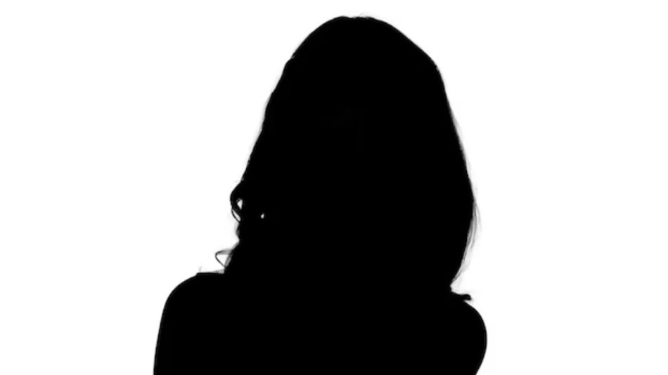 Figura femenina misteriosa