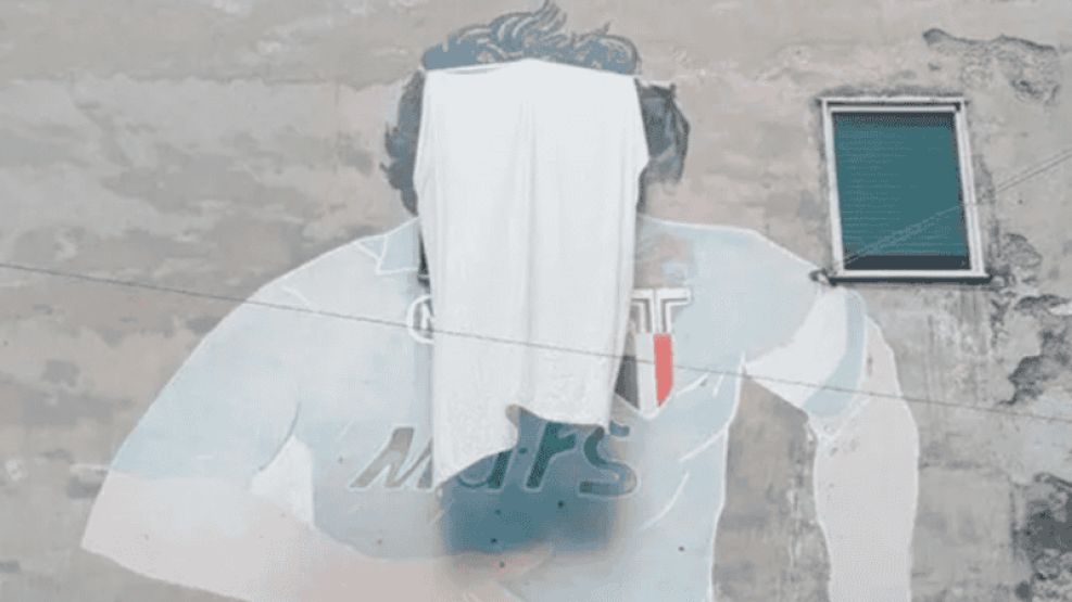 El motivo por el que taparon el mítico mural de Maradona en Nápoles.