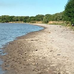 El documento indica que las cuencas del Río de la Plata y del Amazonas registraron una fuerte reducción en el almacenamiento de agua,