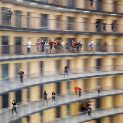 Competidores participan en la carrera Vortex cerca de Lausana. Alrededor de 2000 participantes, en su mayoría estudiantes, participan en esta singular carrera, creada en 2021 por un grupo de estudiantes, que consiste en correr por el pasillo helicoidal de 2,8 km del Vortex, un emblemático edificio circular de ocho plantas del campus de la Universidad de Lausana. | Foto:FABRICE COFFRINI / AFP