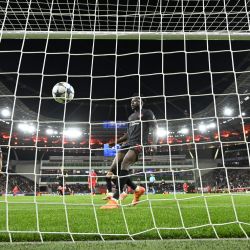 El delantero francés del Paris Saint-Germain, Ousmane Dembele, marca el sexto gol de su equipo (2-6) durante el partido de la UEFA Champions League entre el Bayer 04 Leverkusen y el Paris Saint-Germain (PSG) en el estadio BayArena en Leverkusen, oeste de Alemania. | Foto:INA FASSBENDER / AFP