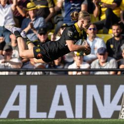 El extremo francés de La Rochelle, Hoani Bosmorin, se lanza y anota un try durante el partido de rugby union entre Stade Rochelais y US Montauban, en el estadio Marcel-Deflandre de La Rochelle, oeste de Francia. | Foto:XAVIER LEOTY / AFP