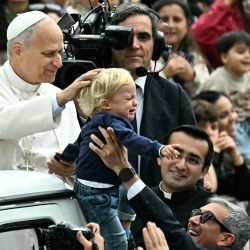 El Papa León XIV bendice a un niño durante la audiencia general semanal en la Plaza de San Pedro del Vaticano. | Foto:Tiziana Fabi / AFP