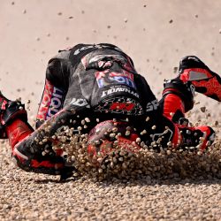 El piloto español de Moto2 del equipo Liqui Moly Dynavolt Intact GP, Manuel González, se accidenta durante la sesión de entrenamientos de Moto2 en el Gran Premio de Australia de MotoGP en Philip Island. | Foto:William West / AFP
