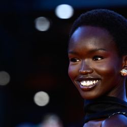 La modelo y actriz Anyier Anei posa en la alfombra roja de la película "Couture" durante la 20.ª edición del Festival Internacional de Cine de Roma. | Foto:Tiziana Fabi / AFP