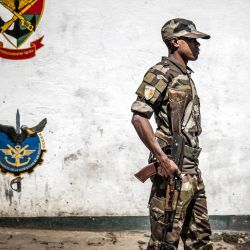 Un miembro de la unidad CAPSAT del Ejército de Madagascar supervisa el acceso a la base CAPSAT, un día después de que la unidad anunciara que asumiría el poder en Antananarivo. Madagascar se preparaba para una nueva era de gobierno militar un día después de que una unidad de élite del ejército tomara el poder tras el dramático juicio político al presidente Andry Rajoelina por deserción. | Foto:LUIS TATO / AFP