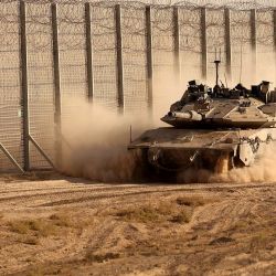 Un tanque del ejército israelí avanza a lo largo de la valla fronteriza entre Israel y la Franja de Gaza. | Foto:JACK GUEZ / AFP