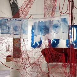 Lucia Calabrino. "Entre lo textil y la imagen: La artista visual experimental que fusiona procesos fotográficos alternativos y memoria" | Foto:CONTENTNOTICIAS