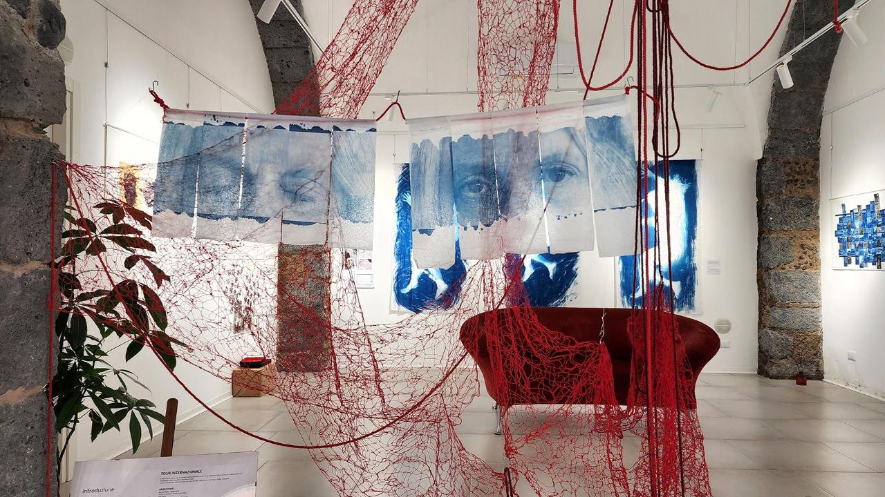 Lucia Calabrino. "Entre lo textil y la imagen: La artista visual experimental que fusiona procesos fotográficos alternativos y memoria" | Foto:CONTENTNOTICIAS