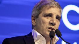 Caputo anunció una baja del impuesto a las Ganancias para trabajadores y jubilados tras las elecciones