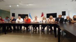 Opositores de JxC junto a jubilados