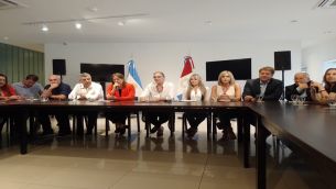 Opositores de JxC junto a jubilados