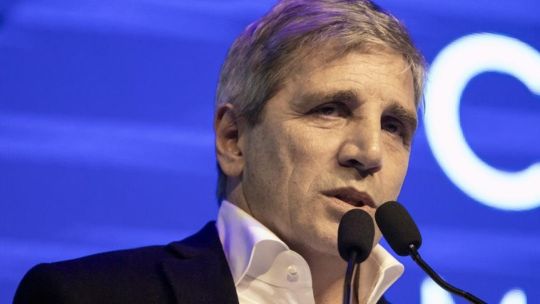 Caputo anunció una baja del impuesto a las Ganancias para trabajadores y jubilados tras las elecciones