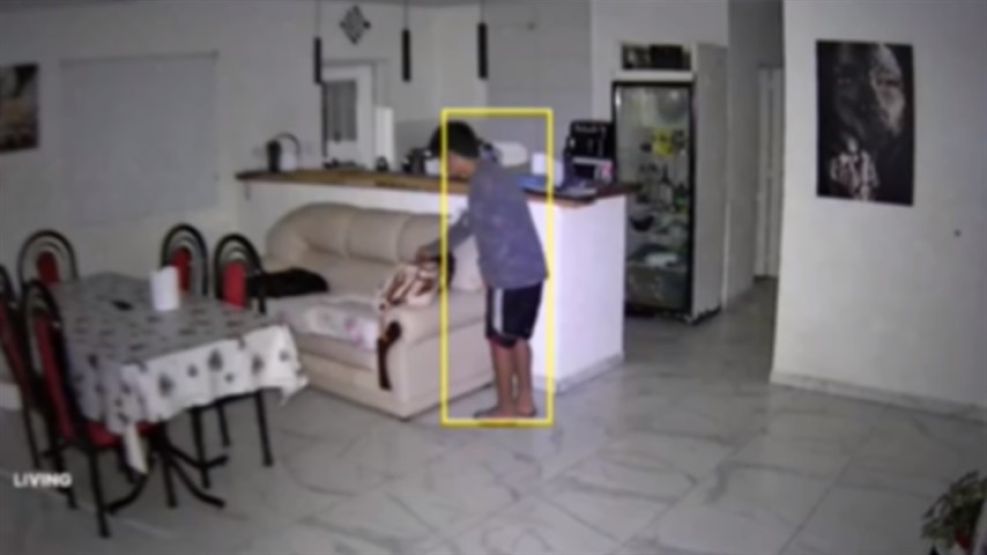 La cámara de seguridad registró el hurto. 