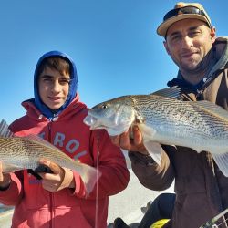En poco más de cuatro horas de pesca efectiva, la jornada resultó más que suficiente para disfrutar de una impresionante variedad de especies: corvinas rubias, melgachos, gatuzos, bagres, pez palo, congrios y pescadillas.