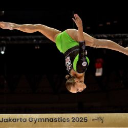 Angelina Melnikova, primera clasificada en la categoría individual neutral (AIN), compite en la barra de equilibrio en la final del concurso completo femenino del 53.º Campeonato Mundial de Gimnasia Artística de la FIG, en Yakarta, Indonesia. | Foto:Yasuyoshi Chiba / AFP