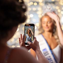 Ava Morgan, Miss Gran Bretaña 2024/25, es filmada mientras perfecciona su peinado, maquillaje y atuendo antes de participar en la final de Miss Gran Bretaña 2025/26, celebrada en el recinto Athena de Leicester, Inglaterra. El certamen más antiguo del Reino Unido comenzó en el verano de 1945 bajo el nombre de "Reina de la Belleza Bañista" y fue organizado por varios balnearios durante la década de 1950 y principios de la de 1960. El concurso celebra su 80.º aniversario en 2025. | Foto:OLI SCARFF / AFP