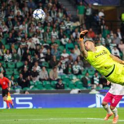 El aequero argentino del Marsella, Geronimo Rulli, no logra detener un gol del delantero brasileño del Sporting de Lisboa, Alisson Santos, durante el partido de fútbol de la jornada 3 de la fase de liga de la UEFA Champions League entre el Sporting CP y el Olympique de Marsella en el estadio José Alvalade en Lisboa. | Foto:PATRICIA DE MELO MOREIRA / AFP