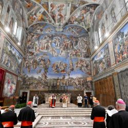 Esta foto, tomada y distribuida por The Vatican Media, muestra al rey Carlos III y a la reina Camila de Gran Bretaña durante una oración eucuménica presidida por el papa León XIV en la Capilla Sixtina del Vaticano. | Foto:Handout / VATICAN MEDIA / AFP