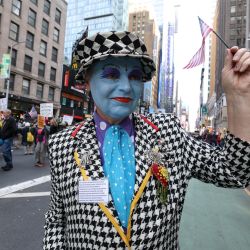 La gente participa en una jornada nacional de protestas "Sin Reyes" en Nueva York. Desde Nueva York hasta San Francisco, se espera que millones de estadounidenses salgan a las calles para expresar su indignación por las políticas del presidente Donald Trump en las protestas nacionales "Sin Reyes". | Foto:TIMOTHY A. CLARY / AFP