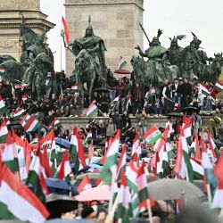 Miembros y simpatizantes del partido opositor Tisza (Respeto y Libertad) ondean banderas mientras se reúnen cerca de la Plaza de los Héroes, en el centro de Budapest, durante un acto en conmemoración del 69.º aniversario del levantamiento húngaro contra la ocupación soviética de 1956. | Foto:ATTILA KISBENEDEK / AFP