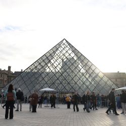 Turistas son vistos frente a la Pirámide del Louvre, en París, Francia. El Museo del Louvre reabrió sus puertas al público, tres días después de un robo de joyas que provocó cuantiosas pérdidas. | Foto:Xinhua/Zhang Baihui