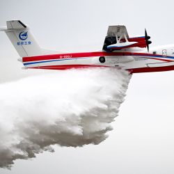 Una aeronave anfibia AG600 realiza una presentación durante la VII Exposición de Helicópteros de China, en Tianjin, en el norte de China. | Foto:Xinhua/Zhao Zishuo