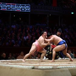 Ura (izq.) lucha contra Fujinokawa (der.) durante su combate en el segundo día del Gran Torneo de Sumo en el Royal Albert Hall en el centro de Londres. | Foto:HENRY NICHOLLS / AFP