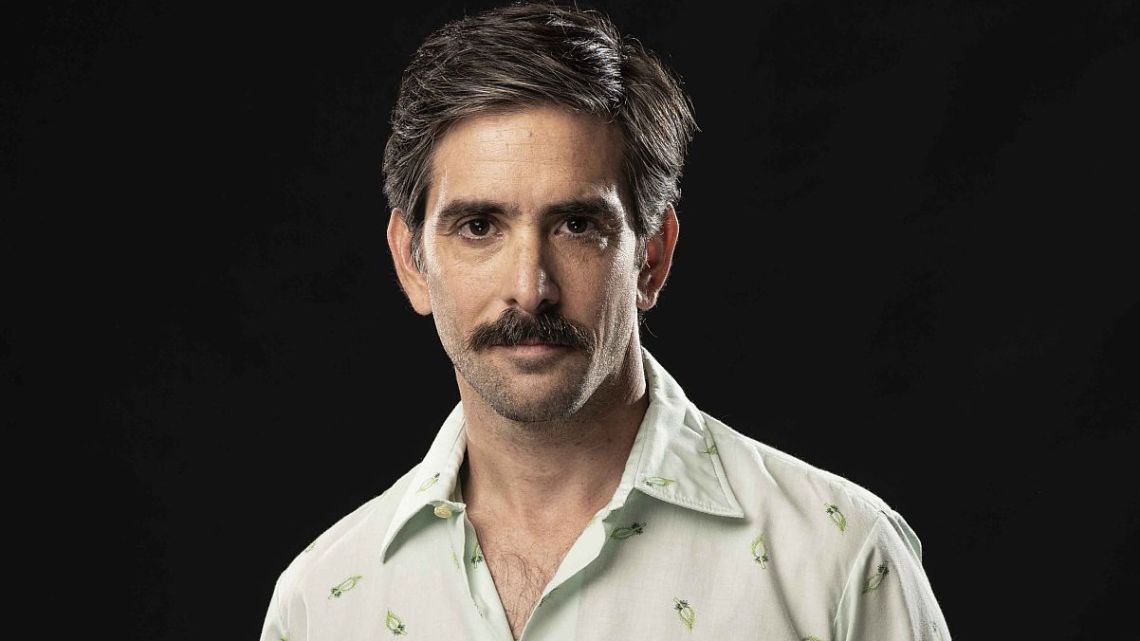 Manuel Novoa en el centro de historias que revisan el núcleo familiar 