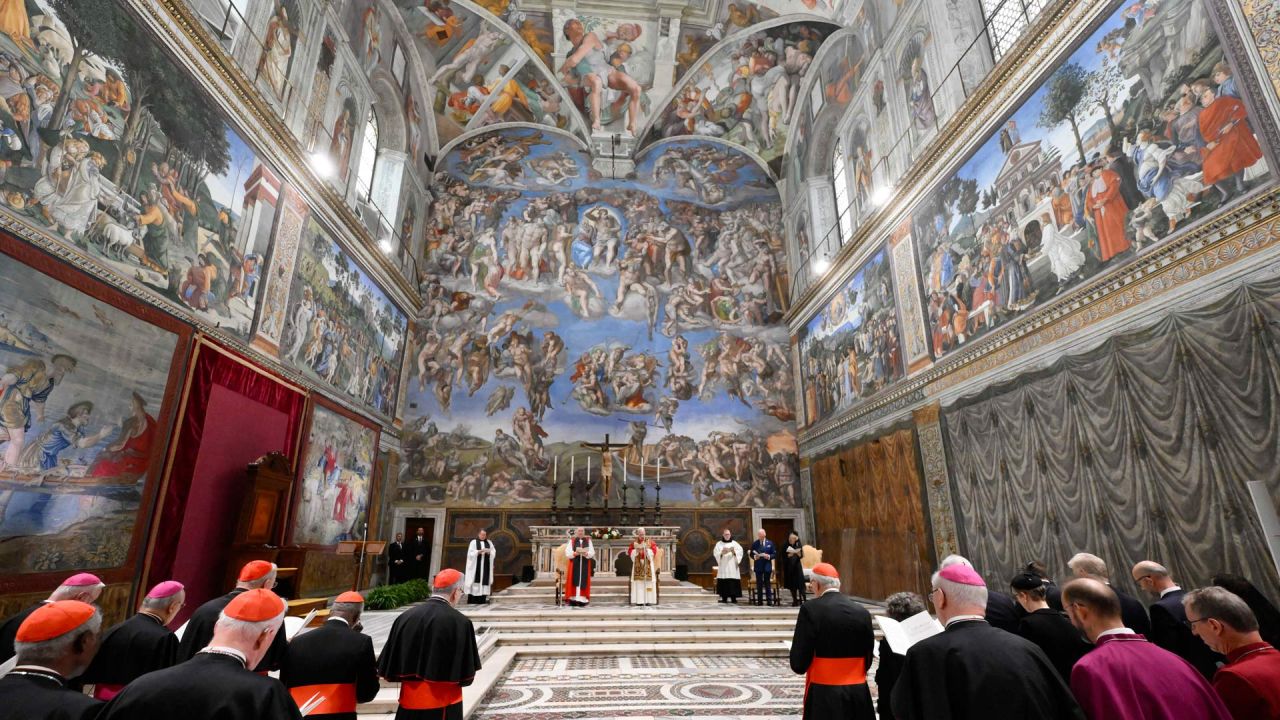 Esta foto, tomada y distribuida por The Vatican Media, muestra al rey Carlos III y a la reina Camila de Gran Bretaña durante una oración eucuménica presidida por el papa León XIV en la Capilla Sixtina del Vaticano. | Foto:Handout / VATICAN MEDIA / AFP
