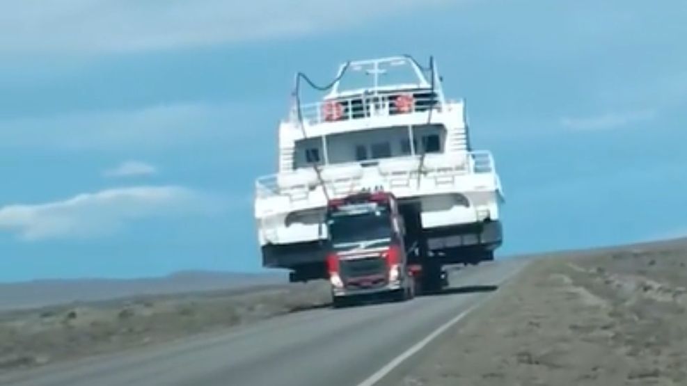 Catamarán circulando en la ruta 40