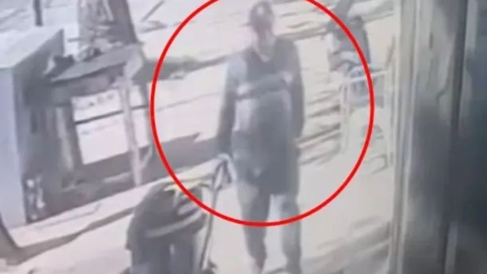 El robo quedó registrado por una cámara de seguridad.