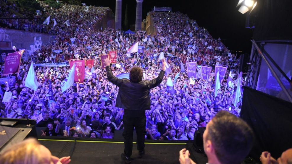 Javier Milei cerró la campaña en Rosario: «Todos los que la jueguen de tibios son cómplices de los exterminadores de la sociedad»