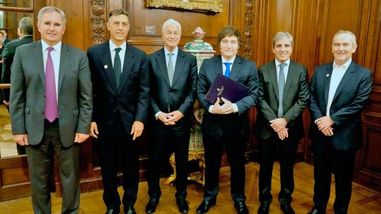 Impactante desembarco de JP Morgan: cóctel en el Colón y reunión con Milei Impactante desembarco de JP Morgan: cóctel en el Colón y reunión con Milei