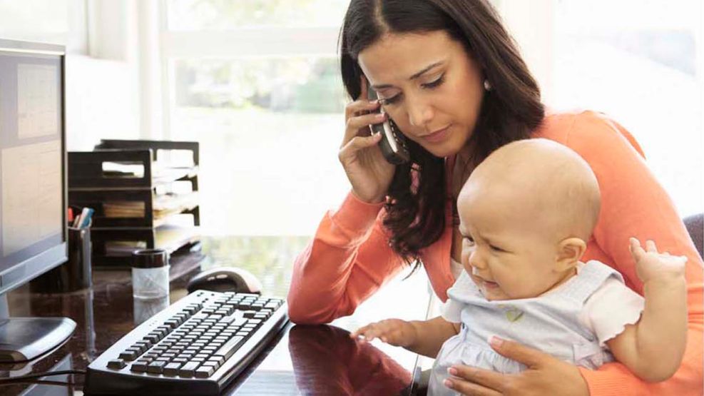 251025_madre_trabajo_mujer_genero_shutterstock_g