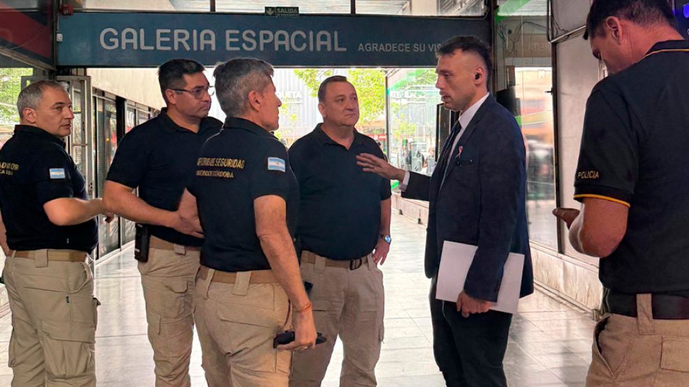 Quinteros en pleno operativo en Galeria Espacial