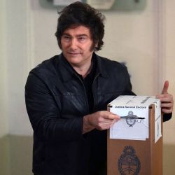 El Presidente Javier Milei votando. | Foto:AFP