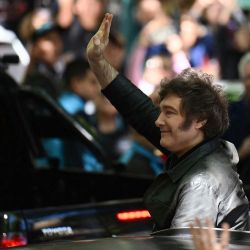 El Presidente Javier Milei saluda. | Foto:AFP