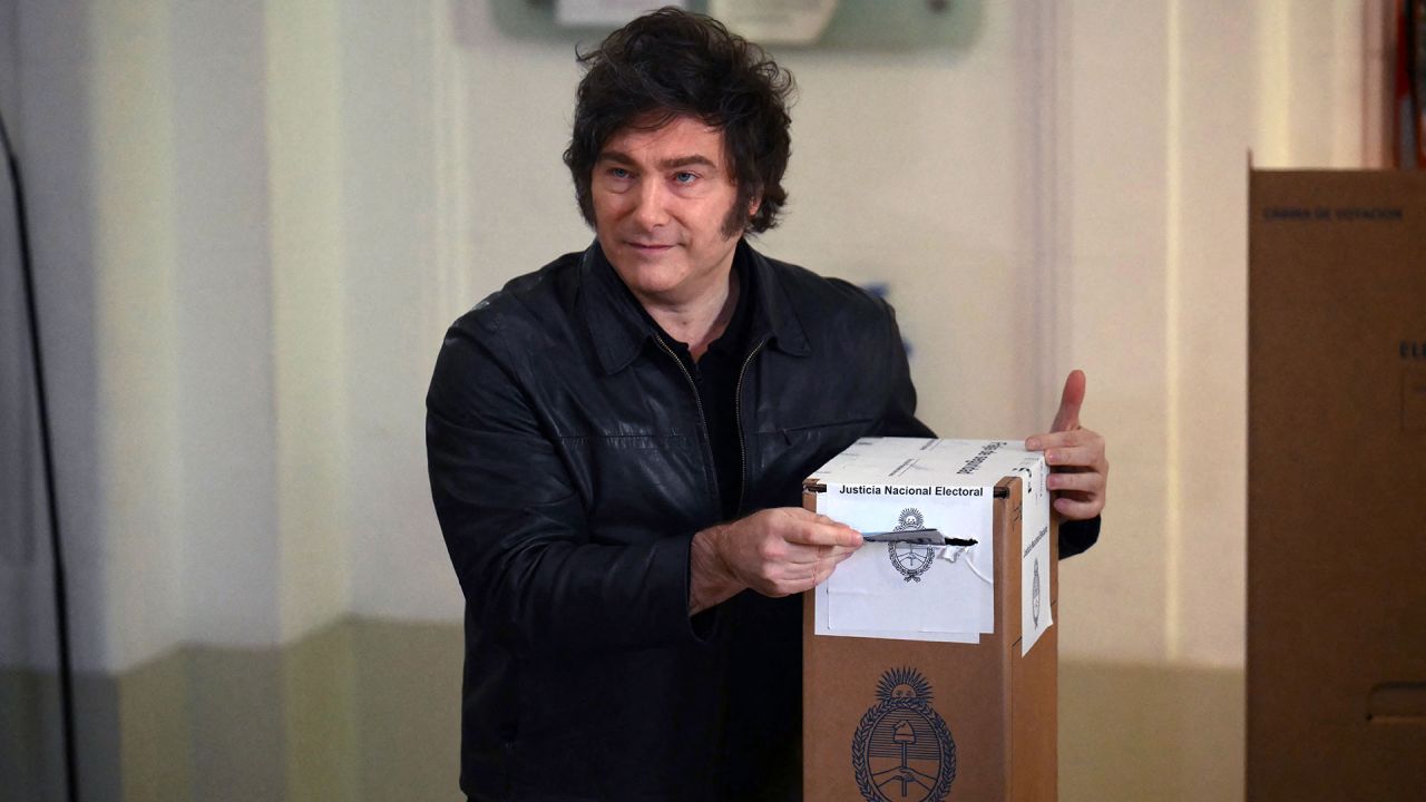 El Presidente Javier Milei votando. | Foto:AFP
