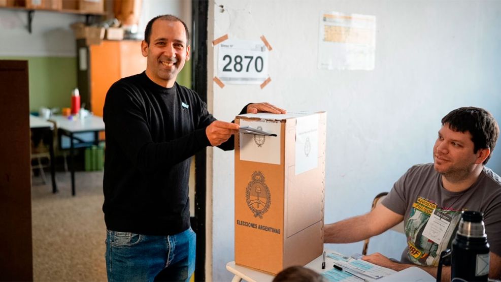 Itai Hagman votando 26102025