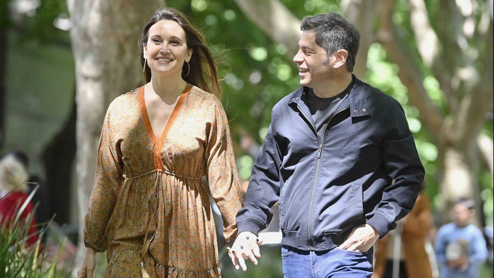 Kicillof y su esposa, Soledad Quereilhac, llegando a votar en La Plata.