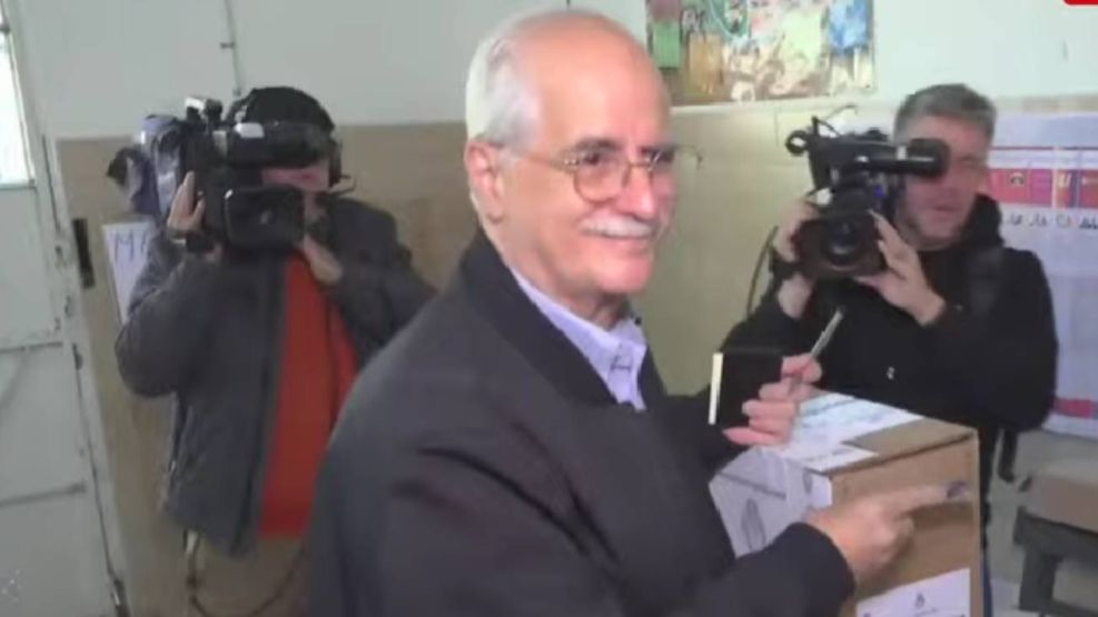 Taiana votando 26102025