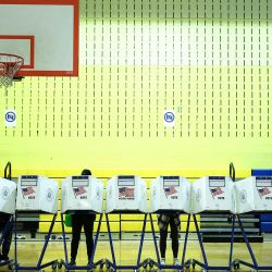 Personas participan en la votación anticipada en un centro de votación en el distrito de Manhattan, Nueva York. Foto de CHARLY TRIBALLEAU / AFP | Foto:AFP