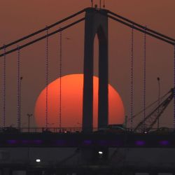 El sol se pone sobre el Puente 14 de Julio que conduce a la Zona Verde de la capital, Bagdad. Foto de AHMAD AL-RUBAYE / AFP | Foto:AFP