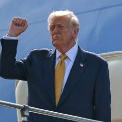 El presidente de Estados Unidos, Donald Trump, hace un gesto al despegar en el Air Force One del Aeropuerto Internacional de Kuala Lumpur en Sepang. Foto de ANDREW CABALLERO-REYNOLDS / AFP | Foto:AFP