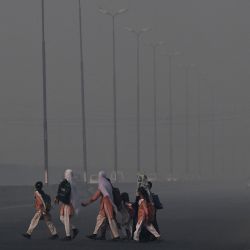 Escolares cruzan una calle en medio de una densa niebla tóxica en Lahore. Foto de Arif ALI / AFP | Foto:AFP