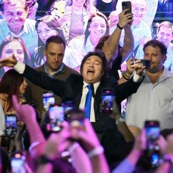 El líder argentino Javier Milei, logró una victoria contundente en las elecciones, impulsando la débil agenda reformista del derechista, respaldado por Estados Unidos. Foto de Luis ROBAYO / AFP | Foto:AFP